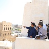 محافظ حضرموت يطلع على الجزء المتهدم بقصر السلطان الكثيري بسيئون