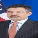 السفير الأمريكي يدعو مليشيا الحوثي الإرهابية لوقف هجماتها فورا