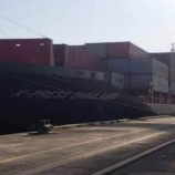 وصول سفينة محملة بشحنات غذائية إلى ميناء عدن