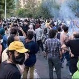متظاهرون ينددون بخامنئي ومخاوف من إعدام 100 محتج في إيران