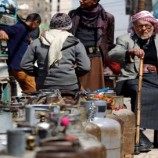 الحطب ملاذ اليمنيين مع اشتداد أزمة الغاز المنزلي