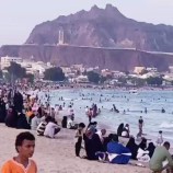 إقبال كبير على شواطئ عدن خلال إجازة العيد