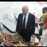 مدير عام مكتب الصحة بعدن في زيارة عيدية تفقدية لمرضى المستشفيات بالمحافظة