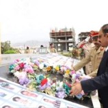 محافظ حضرموت يضع اكليلا من الزهور على النصب التذكاري للشهداء بالمكلا
