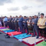 الرئيس الزُبيدي ولملس والعليمي يؤدون صلاة عيد الفطر بعدن