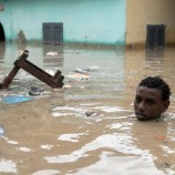 الفيضانات تطرد 200 ألف شخص من منازلهم بالصومال