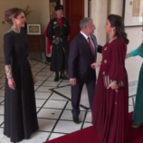بالفيديو.. العاهل الأردني والملكة رانيا يستقبلان الضيوف في حفل زواج الأمير الحسين