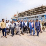 الرئيس الزُبيدي يتفقد أعمال رفع السفن الجانحة بالميناء