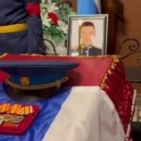 تشييع ضابط روسي قتل بسبب خيانة قائد مروحيته (فيديو)