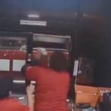 الولايات المتحدة.. موظفة في مطعم تفتح النار على زبون بسبب شجار حول البطاطس (فيديو)