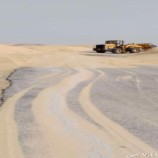 تواصل عملية إزالة الرمال على طريق النقية المكلا منطقة النشيمة