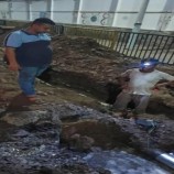 فرق مؤسسة مياه عدن تنهي اصلاح كسر أنبوب مياه بمديرية صيرة