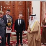 وفد روسي يزور ملك البحرين ويقدم له هدية نادرة من الرئيس فلاديمير بوتين