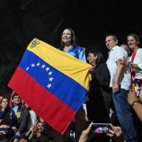 فوز المعارضة الفنزويلية ماتشادو في الانتخابات التمهيدية للرئاسة