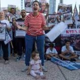 عائلات الأسرى الإسرائيليين تطالب نتنياهو بإعادة ذويهم