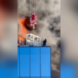 شاهد.. مشغل رافعة ينقذ رجلا عالقا على قمة مبنى شاهق محترق في بريطانيا