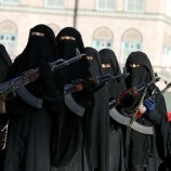 زينبيات الحوثي يرغمن نساءً في إب على التبرع بالمجوهرات
