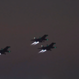 طيارو مقاتلات سو-35 يظهرون مهاراتهم أثناء مرافقة طائرة بوتين فوق أبو ظبي