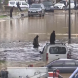 شاهد.. الأمطار الغزيرة تخرب رصيف الروشة البحري في بيروت
