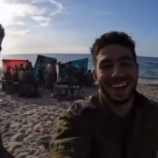 تداول فيديو لأحد الضباط الإسرائيليين وهو يلهو وبيده مسبحة على شاطئ “بحر غزة” قبل مقتله