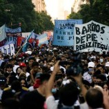 آلاف الأرجنتينيين يتظاهرون ضد إجراءات الرئيس