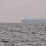 مليشيا الحوثي تأمر سفينة جنوب البحر الأحمر بتغيير مسارها
