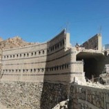 تواصل أعمال تشييد قلعة البيرق في منطقة رباط السنيدي بيافع رصد