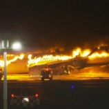 شاهد.. النيران تلتهم بالكامل طائرة يابانية في مطار طوكيو