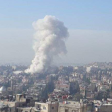 غارة إسرائيلية تستهدف مبنى سكنيا في حي المزة الراقي في العاصمة السورية دمشق (فيديو)