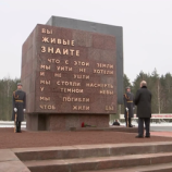 بالفيديو.. بوتين يضع الزهور على النصب التذكاري في نيفسكي بياتاتشوك في ذكرى فك الحصار عن لينينغراد