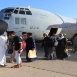 وصول المعتمرين السقاطرة إلى مطار سقطرى بعد تأديتهم مناسك العمرة