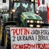 مزارع بولندي يرفع لافتة على جراره كتب عليها: “بوتين تصرّف مع أوكرانيا وبروكسل وحكومتنا وضع لهم حدا!”