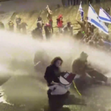 بالفيديو.. الشرطة تستخدم خراطيم المياه أثناء مظاهرات مناهضة للحكومة الإسرائيلية في تل أبيب