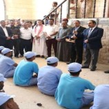 محافظ حضرموت يتفقّد نزلاء الإصلاحية المركزية بالمكلا ويُشرف على عملية الإفراج عن 59 سجينًا بالساحل