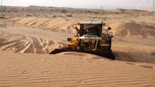بدء أعمال إزالة الرمال من الطريق الدولي بين حضرموت وشبوة