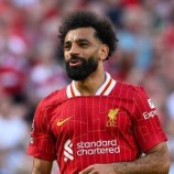 “محاط بالحمقى”.. محمد صلاح ينشر صورة لكتاب بعنوان مثير (صورة)