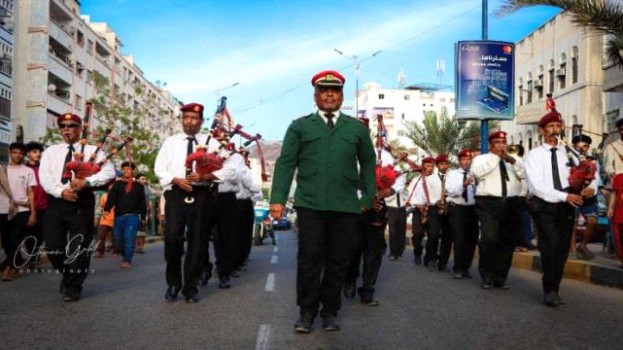 الفرقة النحاسية الموسيقية العسكرية تجوب شوارع العاصمة عدن