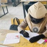 ليبيا.. تلميذة تعاني من متلازمة أطفال القمر تخطف القلوب في امتحانات الشهادة الثانوية