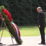 بوتين يضع إكليلا من الزهور عند ضريح الجندي المجهول في “يوم الحزن والذكرى”