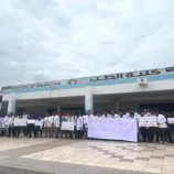 طلاب كلية الطب بجامعة عدن يطالبون باستمرار التعليم وتلبية حقوق الهيئة التدريسية