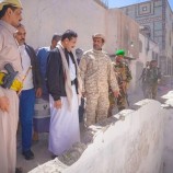 محافظ شبوة يتابع إزالة التعديات في الحي التجاري بعتق