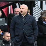 سلوت يعلن غياب ثنائي ليفربول عن مواجهة أستون فيلا