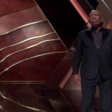 ما قصة القفاز الأسود في يد مورغان فريمان في حفل الأوسكار؟