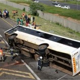 مصرع وإصابة 57 شخصاً جراء انقلاب حافلة في جوهانسبرغ