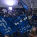 “تخلوا عن قمصانهم وشعاراتهم”.. مشجعو الهلال يثيرون الجدل بتصرفهم خلال لقاء الاتفاق (فيديو)