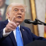 البيت الأبيض يستبدل صورة أوباما بلوحة أيقونية لترامب بعد نجاته من محاولة اغتيال (فيديو + صورة)