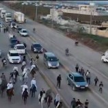 حجاج إسبان يصلون إلى سوريا في طريقهم إلى السعودية على ظهور الخيل في تقليد متوارث (فيديو)