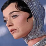 بعد عبور خط كارمان.. كاتي بيري تصنع التاريخ بأول رحلة فضائية نسائية بالكامل