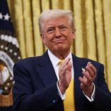 ترامب يهدد بطرد الموظفين الحكوميين الرافضين لسياسته