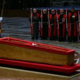 الآلاف يتقاطرون إلى بازيليك القديس بطرس لوداع البابا فرنسيس